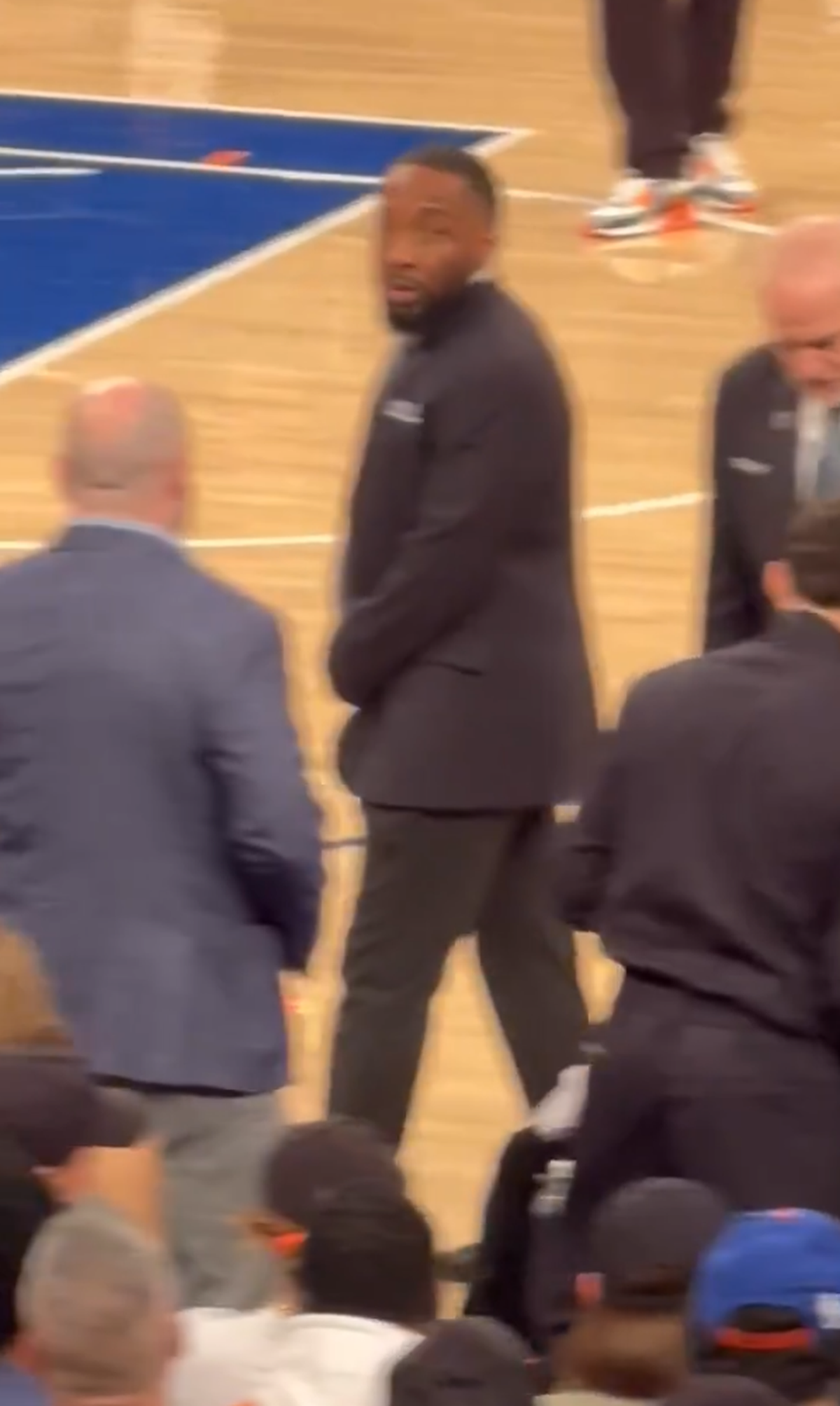 Clipe de coșmar pentru un comediant celebru: i s-a făcut rău pe marginea terenului, iar meciul a fost întrerupt