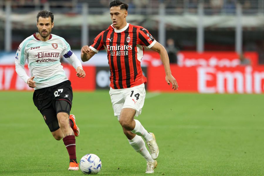 Antonio Candreva (în duel cu milanistul Tijjani Reijnders) a retrogradat în vară cu Salernitana / Foto: Imago S-a retras internaționalul cu un singur trofeu în carieră » L-a câștigat într-un derby cu doi români pe teren!