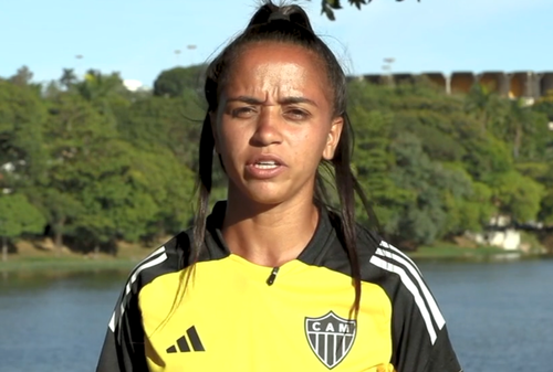 Debinha, în vârstă de 22 de ani, joacă la Atletico Mineiro, în Brazilia, iar viața ei a fost marcată de o copilărie traumatică, în care a fost abuzată sexual de către tatăl ei adoptiv.