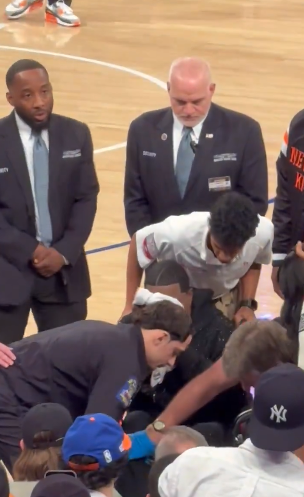 Clipe de coșmar pentru un comediant celebru: i s-a făcut rău pe marginea terenului, iar meciul a fost întrerupt