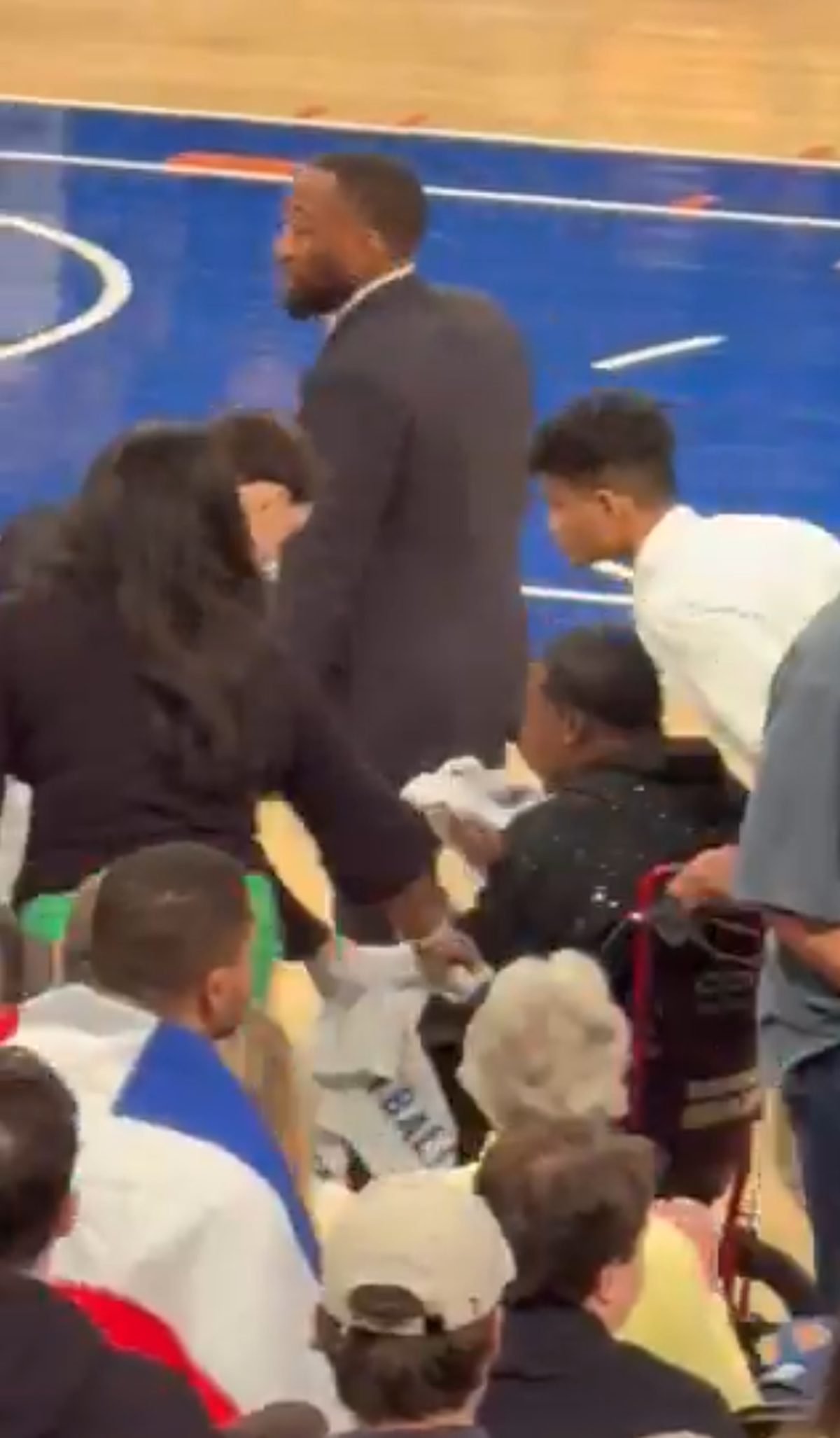 Clipe de coșmar pentru un comediant celebru: i s-a făcut rău pe marginea terenului, iar meciul a fost întrerupt