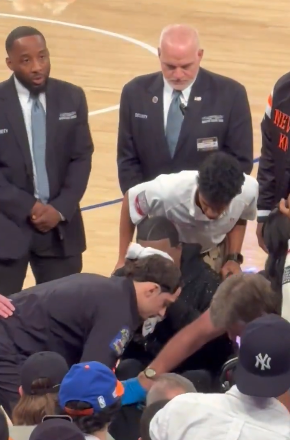 Clipe de coșmar pentru un comediant celebru: i s-a făcut rău pe marginea terenului, iar meciul a fost întrerupt