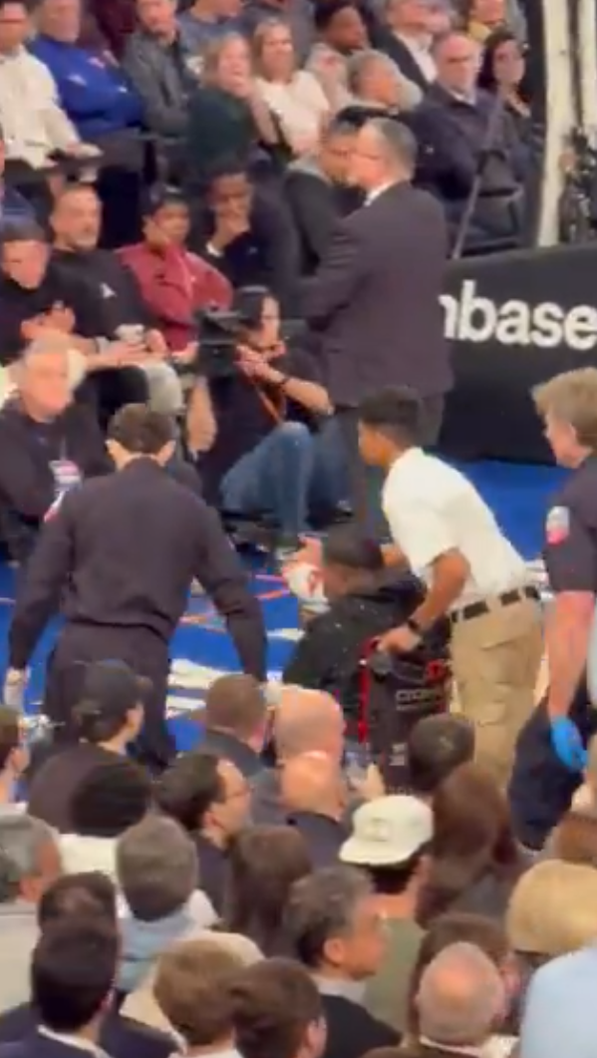 Clipe de coșmar pentru un comediant celebru: i s-a făcut rău pe marginea terenului, iar meciul a fost întrerupt