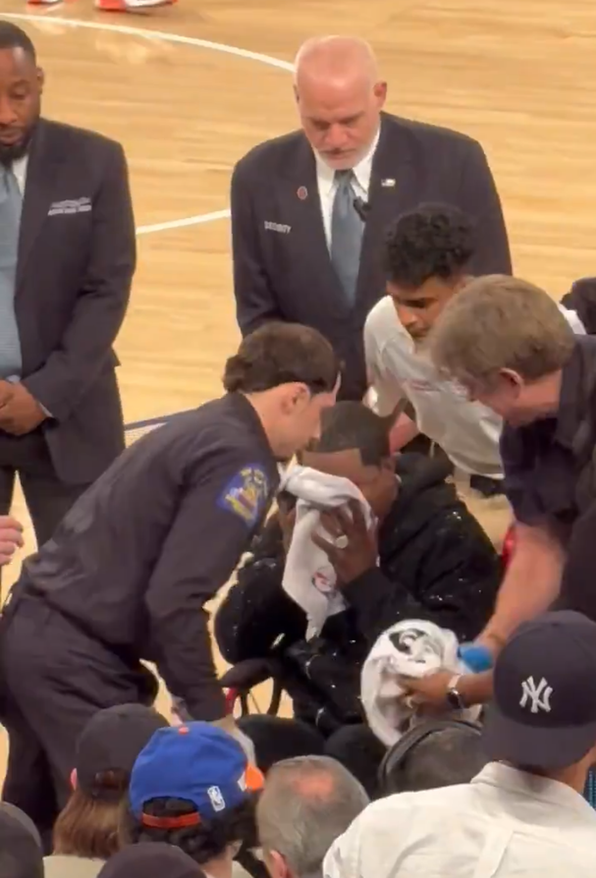 Clipe de coșmar pentru un comediant celebru: i s-a făcut rău pe marginea terenului, iar meciul a fost întrerupt