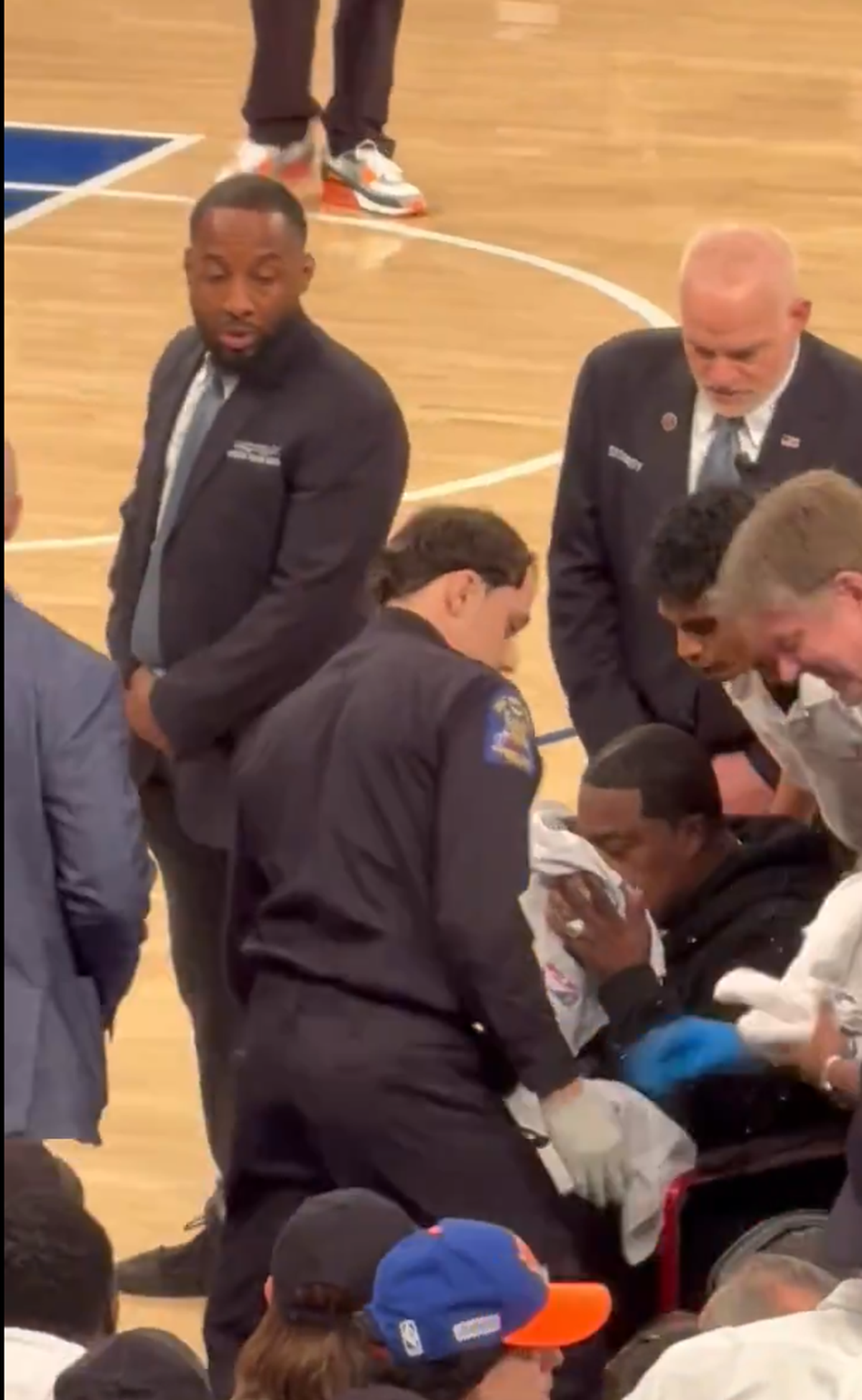 Clipe de coșmar pentru un comediant celebru: i s-a făcut rău pe marginea terenului, iar meciul a fost întrerupt