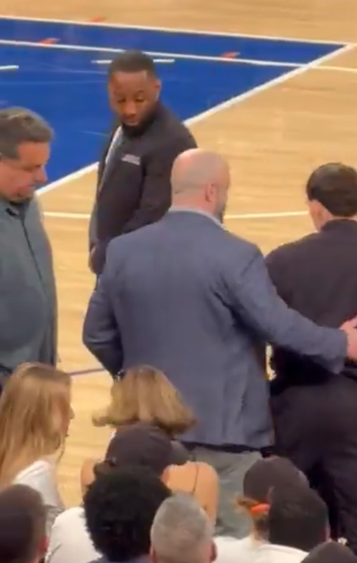 Clipe de coșmar pentru un comediant celebru: i s-a făcut rău pe marginea terenului, iar meciul a fost întrerupt