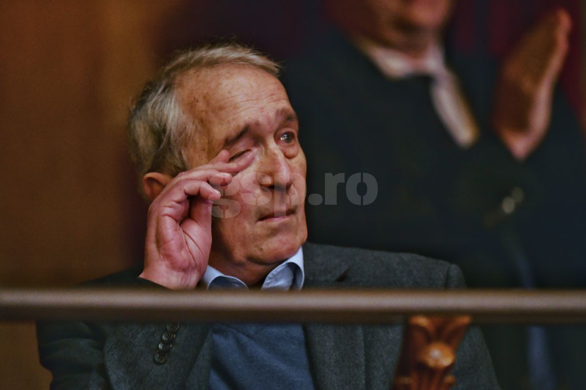 Boloni a urcat pe scenă și toată lumea a amuțit timp de 15 minute: „Eram fericit și încă sunt!” » Valentin Ceaușescu a început să plângă în timpul discursului