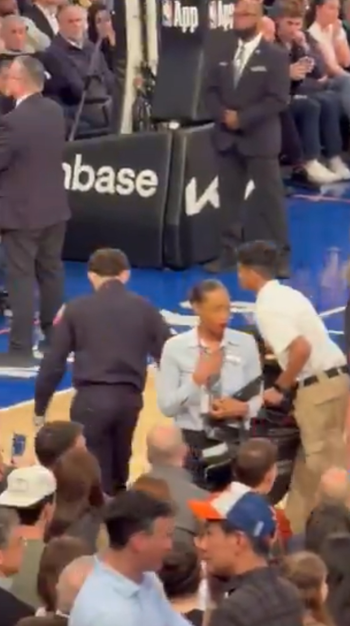 Clipe de coșmar pentru un comediant celebru: i s-a făcut rău pe marginea terenului, iar meciul a fost întrerupt