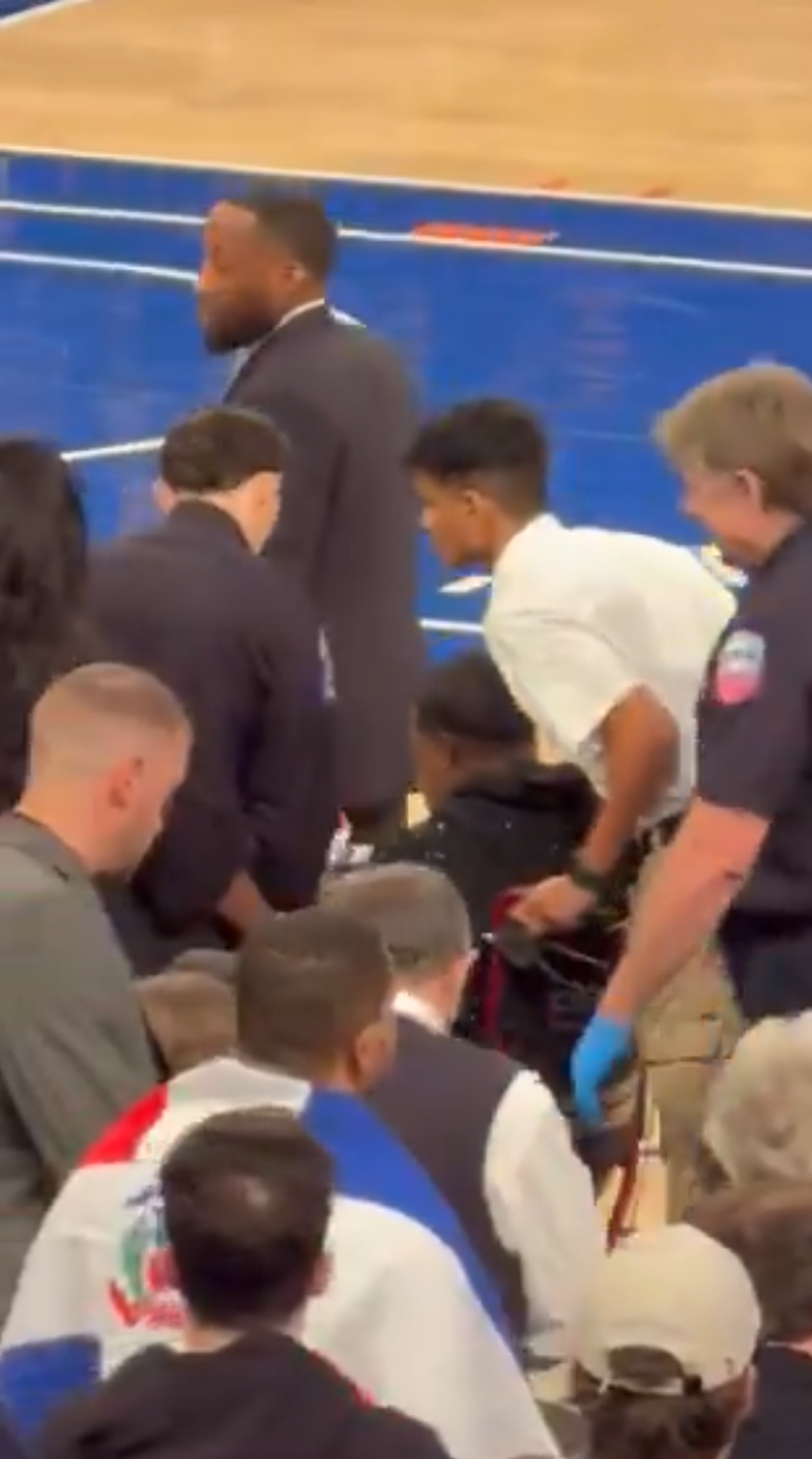 Clipe de coșmar pentru un comediant celebru: i s-a făcut rău pe marginea terenului, iar meciul a fost întrerupt