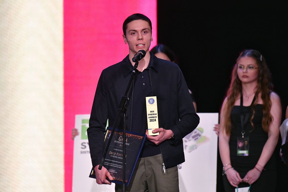 Boloni a urcat pe scenă și toată lumea a amuțit timp de 15 minute: „Eram fericit și încă sunt!” » Valentin Ceaușescu a început să plângă în timpul discursului