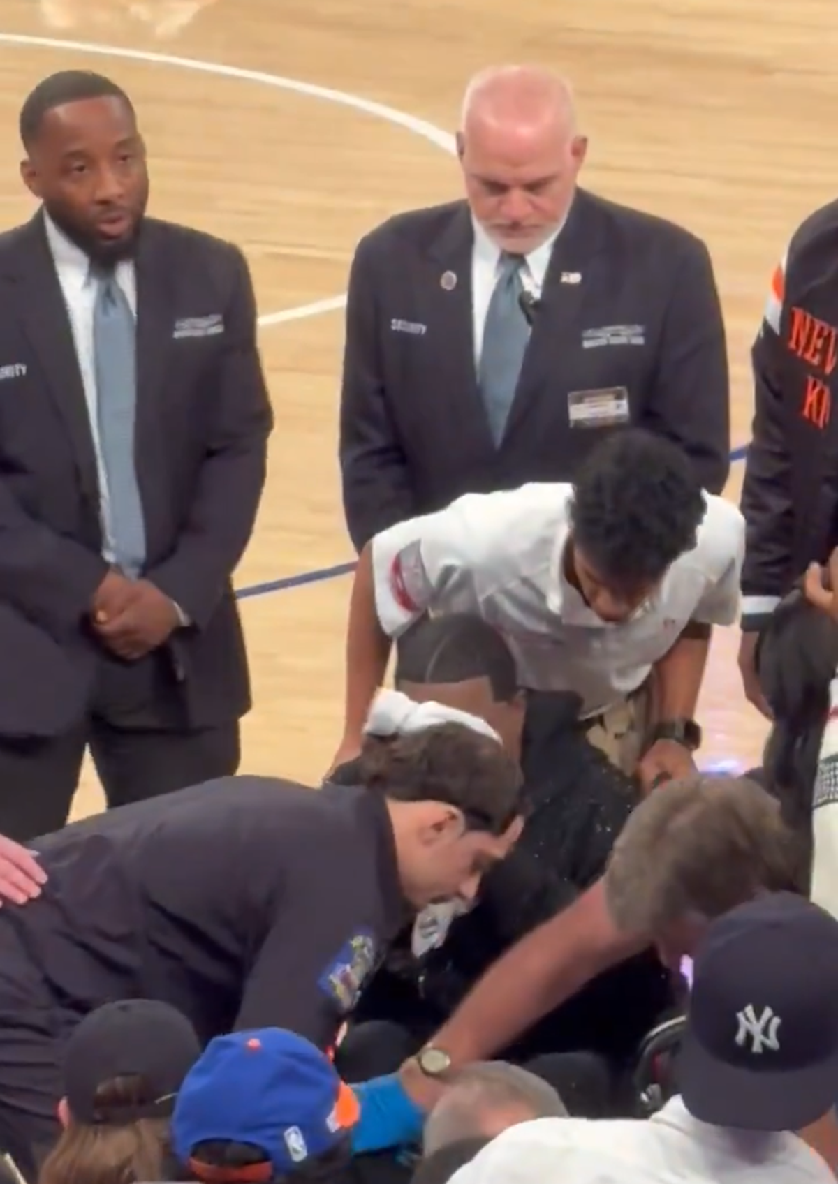 Clipe de coșmar pentru un comediant celebru: i s-a făcut rău pe marginea terenului, iar meciul a fost întrerupt