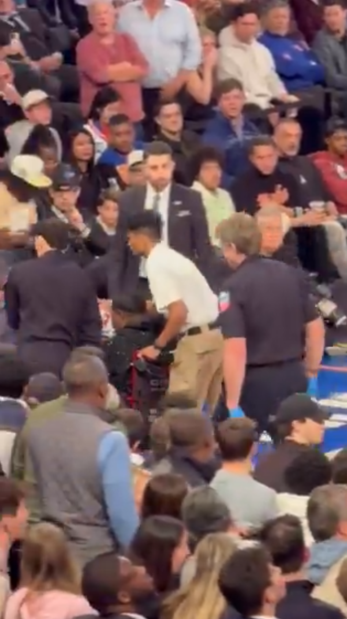 Clipe de coșmar pentru un comediant celebru: i s-a făcut rău pe marginea terenului, iar meciul a fost întrerupt