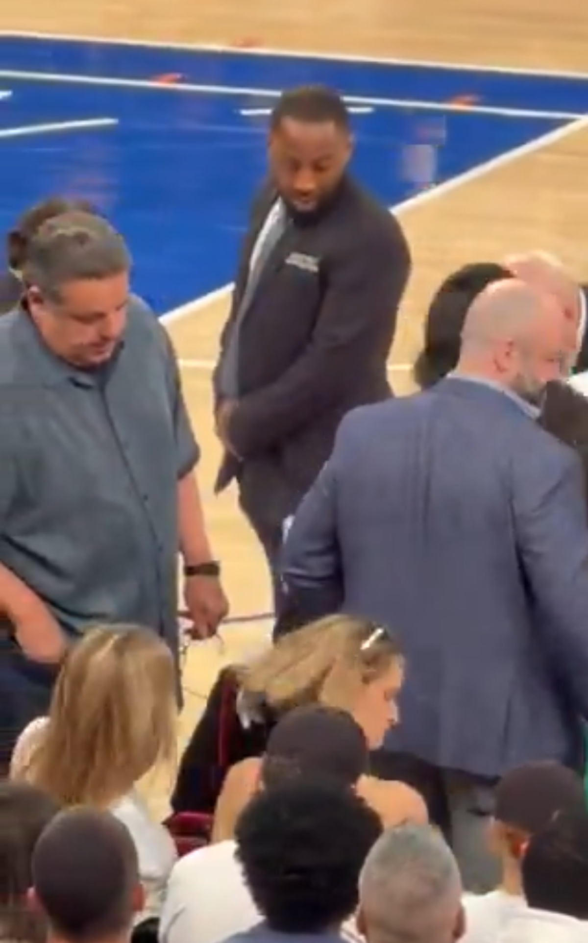 Clipe de coșmar pentru un comediant celebru: i s-a făcut rău pe marginea terenului, iar meciul a fost întrerupt