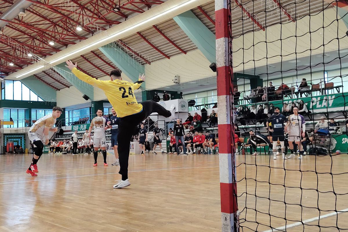 Spectacolul unui meci de handbal surprins cu noul telefon HONOR Magic7 Lite: cum te ajută tehnologia AI să captezi momente de neuitat