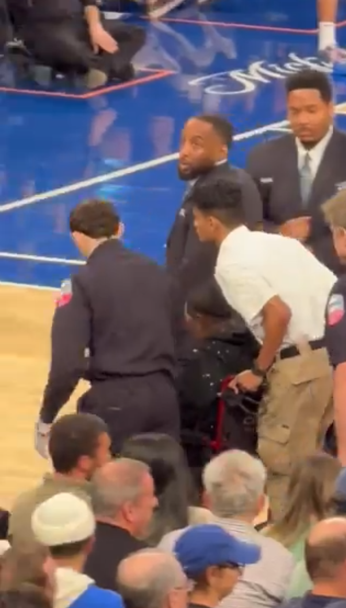 Clipe de coșmar pentru un comediant celebru: i s-a făcut rău pe marginea terenului, iar meciul a fost întrerupt