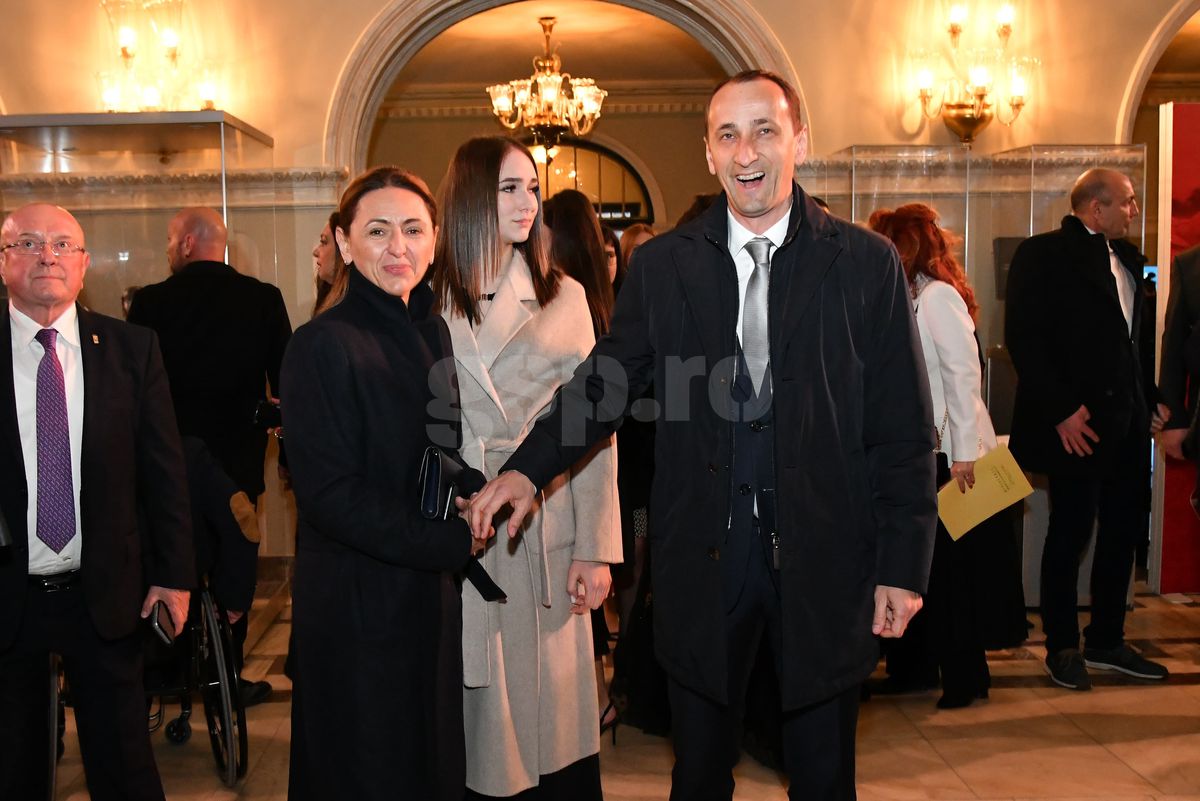 Boloni a urcat pe scenă și toată lumea a amuțit timp de 15 minute: „Eram fericit și încă sunt!” » Valentin Ceaușescu a început să plângă în timpul discursului