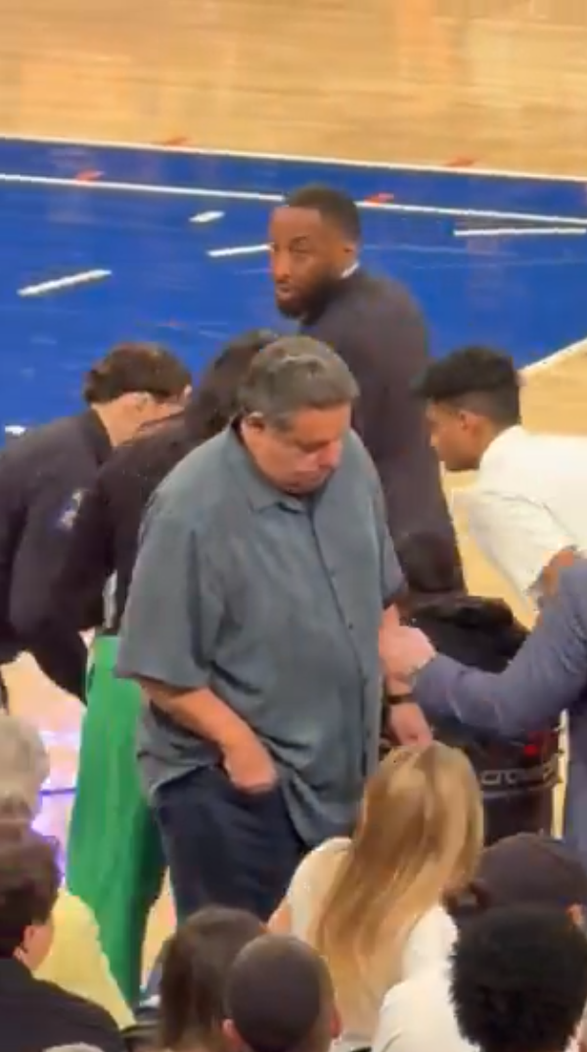 Clipe de coșmar pentru un comediant celebru: i s-a făcut rău pe marginea terenului, iar meciul a fost întrerupt