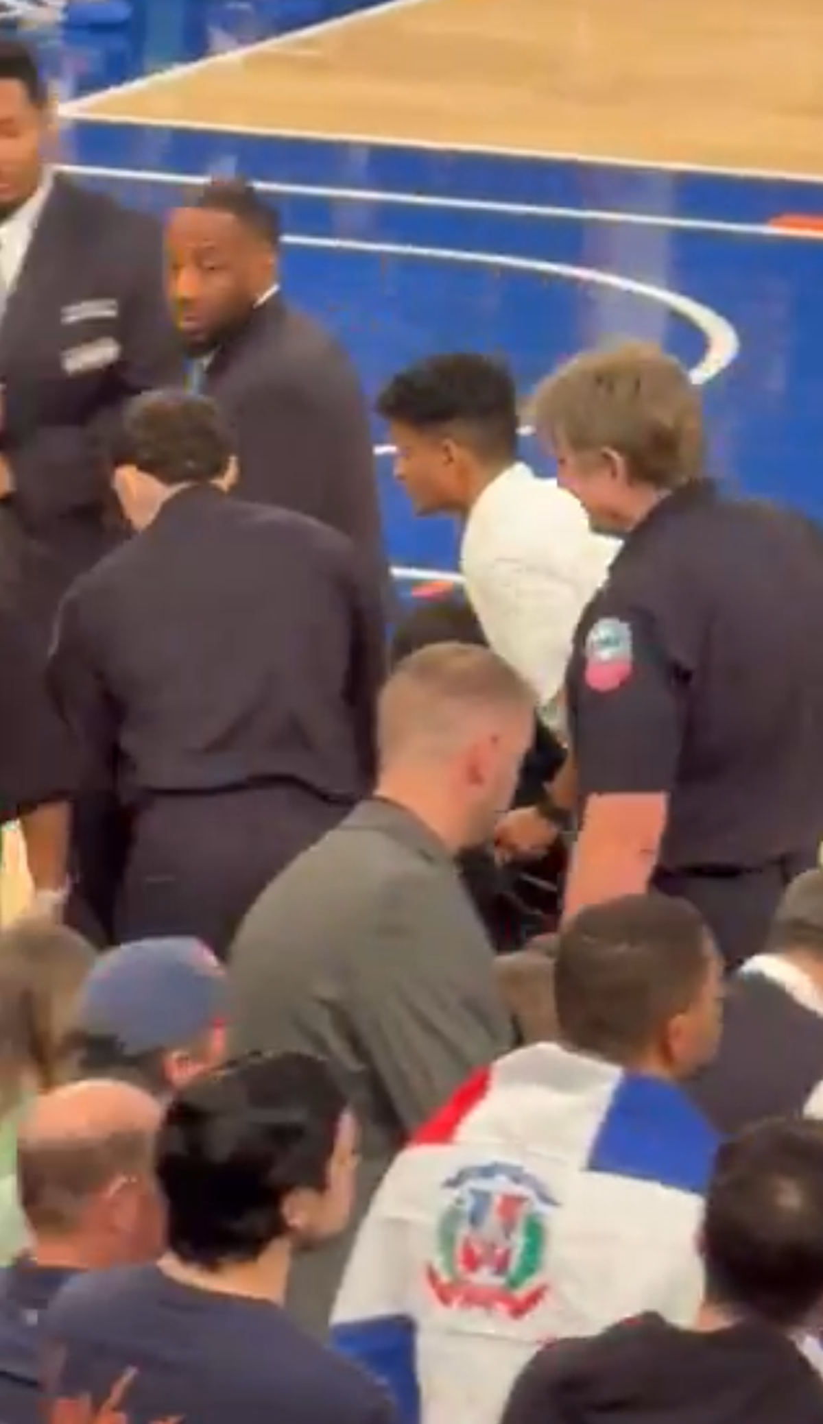 Clipe de coșmar pentru un comediant celebru: i s-a făcut rău pe marginea terenului, iar meciul a fost întrerupt