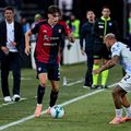 Marco Palestra, urmărit de Federico Dimarco și de Cristi Chivu, în meciul Cagliari - Inter 0-2 / Foto: Imago