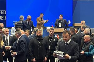 Alegeri la FRF » Acum se votează! Scandal în sală, a intervenit paza. Drăgan vorbește cu presa