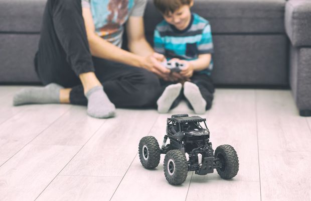Distracție care dezvoltă: Coordonarea mână-ochi și mașinile cu telecomandă
