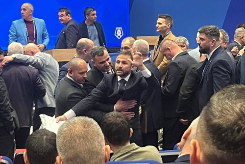 Agenții de pază au încercat să-l oprească pe Drăgan din a-și citi discursul