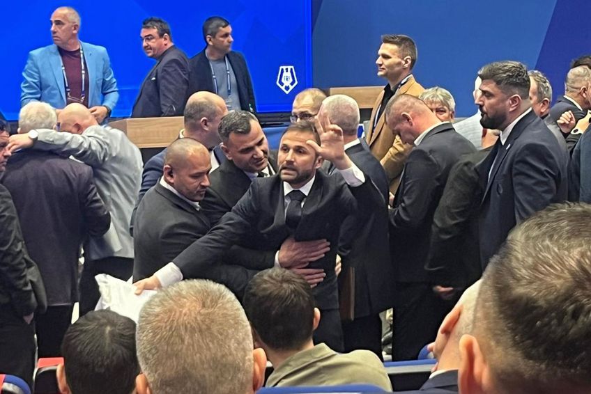 Agenții de pază au încercat să-l oprească pe Drăgan din a-și citi discursul