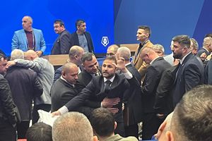 Alegeri la FRF » Start vot: scandal în sală cu Ilie Drăgan, care este ținut cu greu