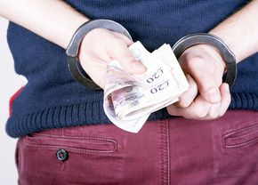 Fostul fotbalist român, condamnat la închisoare » Și-a scos socrii în oraș și a trimis hoțul să le fure banii de la „saltea”!