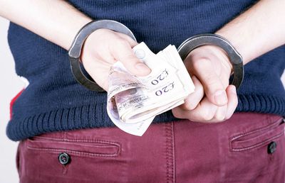 Fostul fotbalist român, condamnat la închisoare » Și-a scos socrii în oraș și a trimis hoțul să le fure banii de la „saltea”!