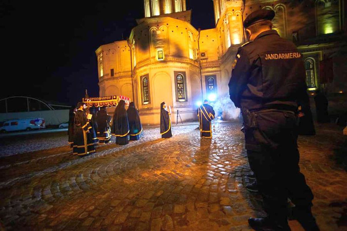 Credință în vremea pandemiei » Cum întâmpină românii Paștele