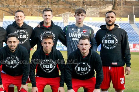 Aleksander Mitrovic (al doilea din dreapta, pe rândul de sus), înainte de meciul cu Dinamo Kiev // foto: Facebook @ FC Dinamo Bucuresti