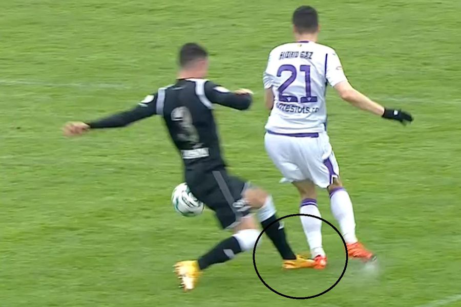 Fază complicată în FC Argeș - Poli Iași » Gazdele au cerut penalty, arbitrul a dat „galben” pentru simulare