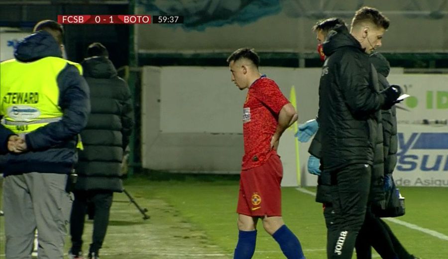 Momentul în care Moruțan părăsește gazonul / Captură TV @Telekom Sport Momentul în care Moruțan părăsește gazonul / Captură TV @Telekom Sport