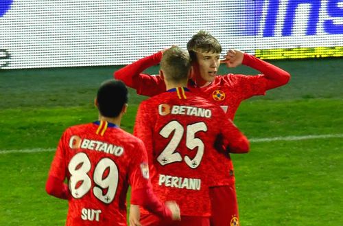 Octavian Popescu (18 ani) a marcat un gol extraordinar în minutul 66 al partidei FCSB - FC Botoșani, la scorul de 1-0 pentru oaspeți.