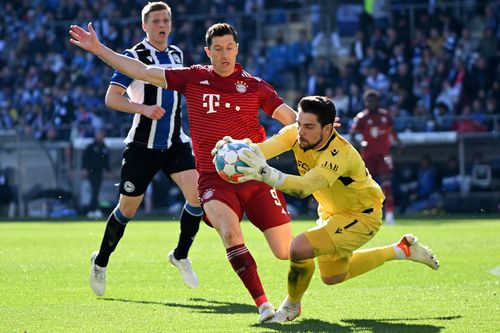 Match TV, televiziunea rusă care deține drepturile de televizare pentru Bundesliga, a întrerupt meciul dintre Bielefeld și Bayern, scor 0-3, din cauza mesajelor de pace afișate în tribune.