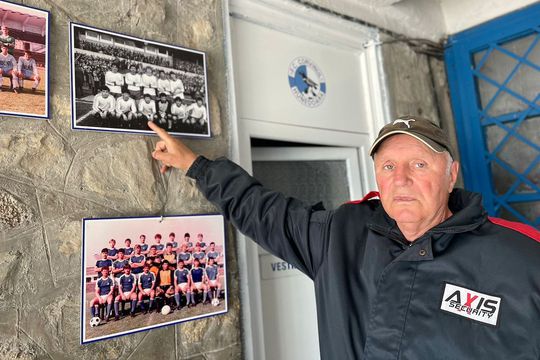 Gazeta Sporturilor l-a vizitat pe fostul internațional român Florea Văetuș (65 de ani) la locul de muncă. Fostul atacant lucrează ca agent de pază la stadionul din Hunedoara
