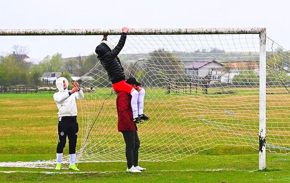 Pasiune pentru fotbal în „județeana” de Giurgiu » Omerta Stoenești - Săbărelul Ciocoveni s-a jucat pe un vânt crâncen, printre rațe și oi
