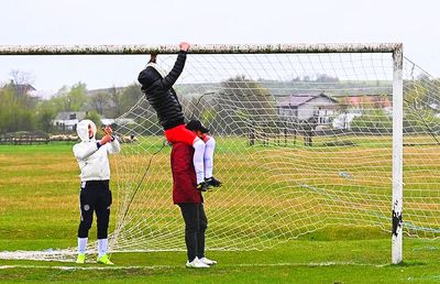 Pasiune pentru fotbal în „județeana” de Giurgiu » Omerta Stoenești - Săbărelul Ciocoveni s-a jucat pe un vânt crâncen, printre rațe și oi