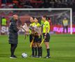 Moment rar întâlnit pe stadion! Arbitrii au fost întâmpinați cu flori în Giulești // foto: Raed Krishan