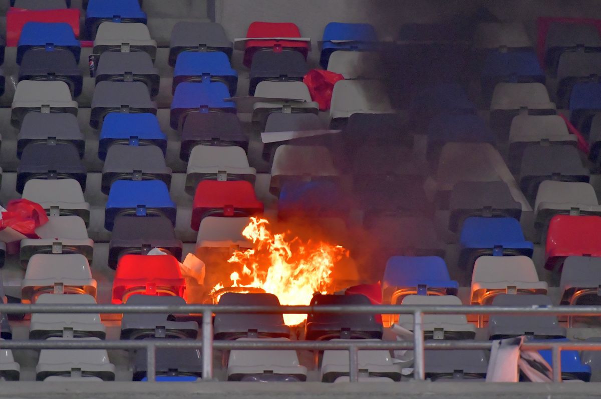 Foc, fum, teroare! „Piromanii” de la Dinamo au vrut să dea iar foc stadionului din Ghencea!