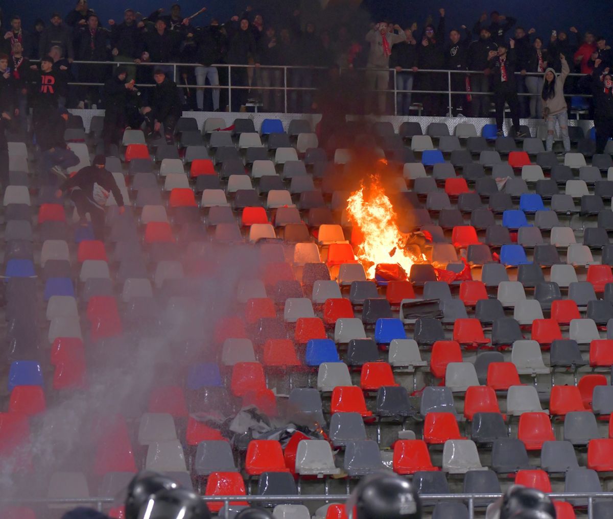 Foc, fum, teroare! „Piromanii” de la Dinamo au vrut să dea iar foc stadionului din Ghencea!