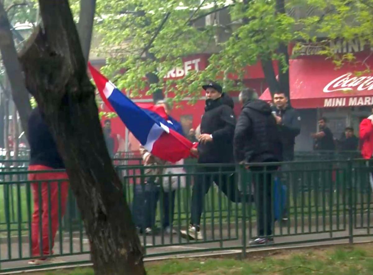 Momentul șocant în care un suporter stelist e BĂTUT de fanii lui Dinamo » Atenție, imagini dure!