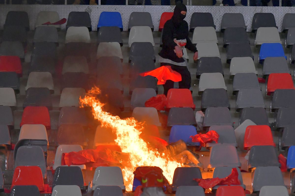 Foc, fum, teroare! „Piromanii” de la Dinamo au vrut să dea iar foc stadionului din Ghencea!