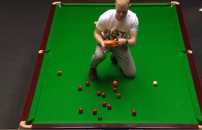 Scene incredibile la Campionatul Mondial de Snooker » Un bărbat s-a urcat pe masă și a împrăștiat un praf portocaliu