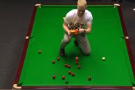 Scene incredibile la Campionatul Mondial de Snooker » Un bărbat s-a urcat pe masă și a împrăștiat un praf portocaliu