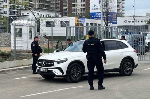 George Găman, oprit de jandarmi înainte de CSA Steaua - Dinamo