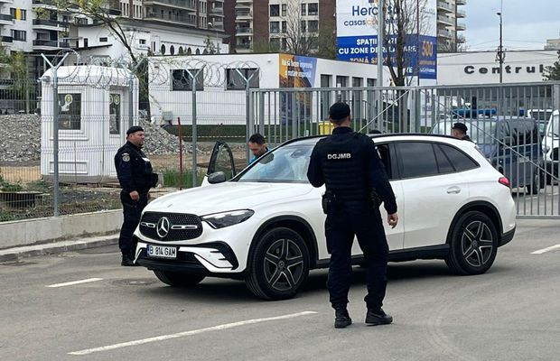 Arbitrii derby-ului CSA Steaua - Dinamo, opriți de Jandarmerie la intrarea în stadionul Ghencea