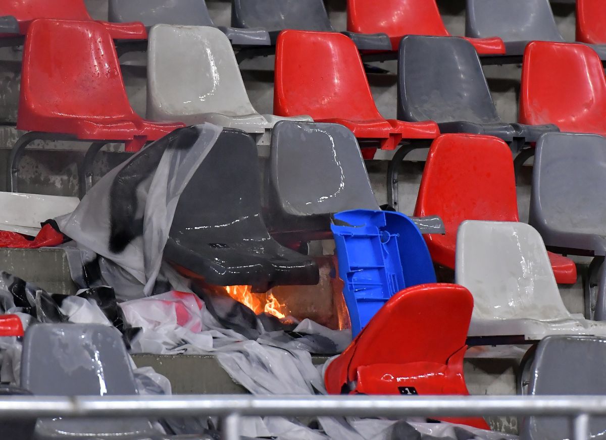 Foc, fum, teroare! „Piromanii” de la Dinamo au vrut să dea iar foc stadionului din Ghencea!