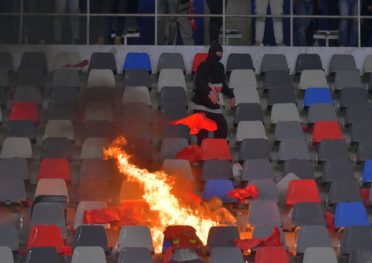 Foc, fum, teroare! „Piromanii” de la Dinamo au vrut să dea iar foc stadionului din Ghencea!